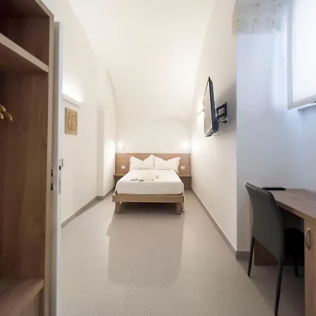 Dimora Dei Celestini לינה וארוחת בוקר מנפרדוניה